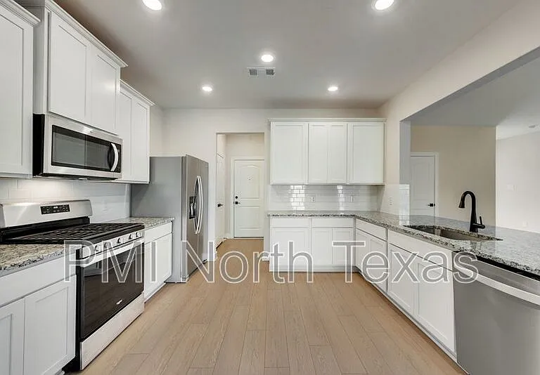 1421 Butler Ave — Photo 10