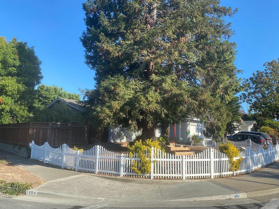 Corner home with fenced front-yard and friendly neighbors