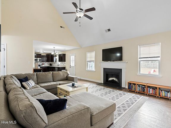 4th image of 210 Breakwater Drive