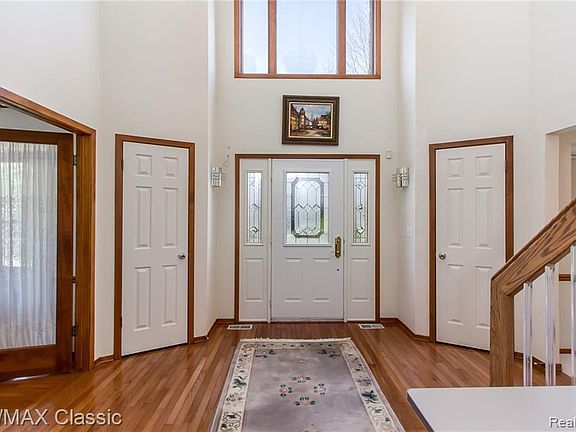 3rd image of 9451 Sherwood Dr