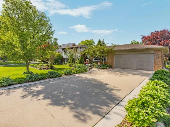 28329 E Blom Dr, Harrison Township, MI 48045