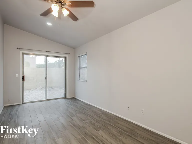 4605 E Grovers Ave — Photo 5