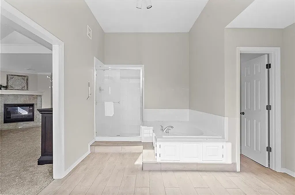 5 bed, 4.5 bath, 4315 sqft, $5,000 — Photo 2