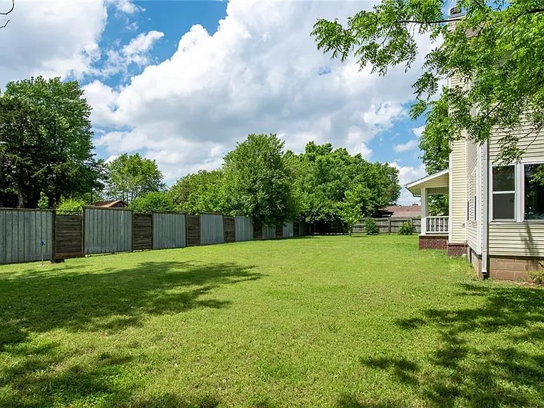 1525 W Deane St — Photo 14