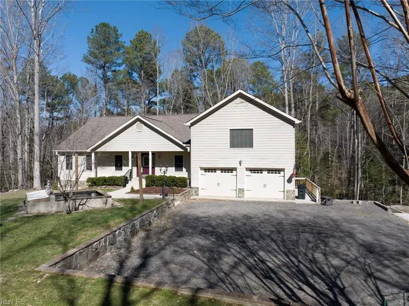 7056 Hunters Pointe Dr, Gloucester, VA 23061