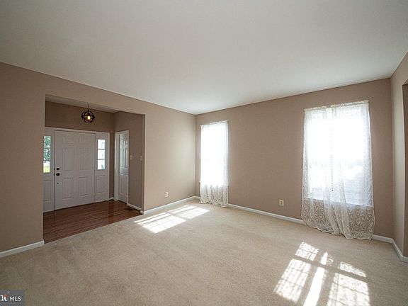 4th image of 717 Queen Rd