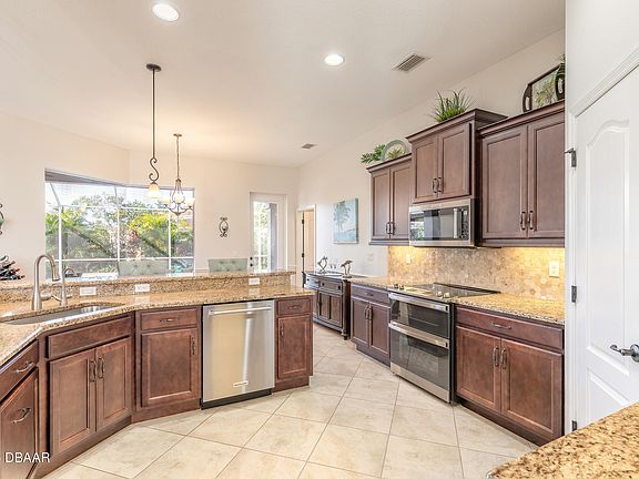 2nd image of 526 Campana St