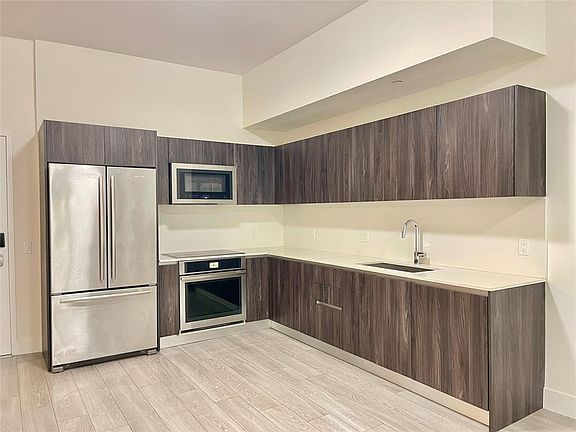 5th image of 2960 NE 207th St Unit 508