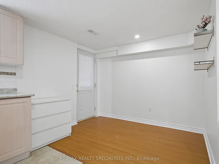 1036 Caven St — Photo 6