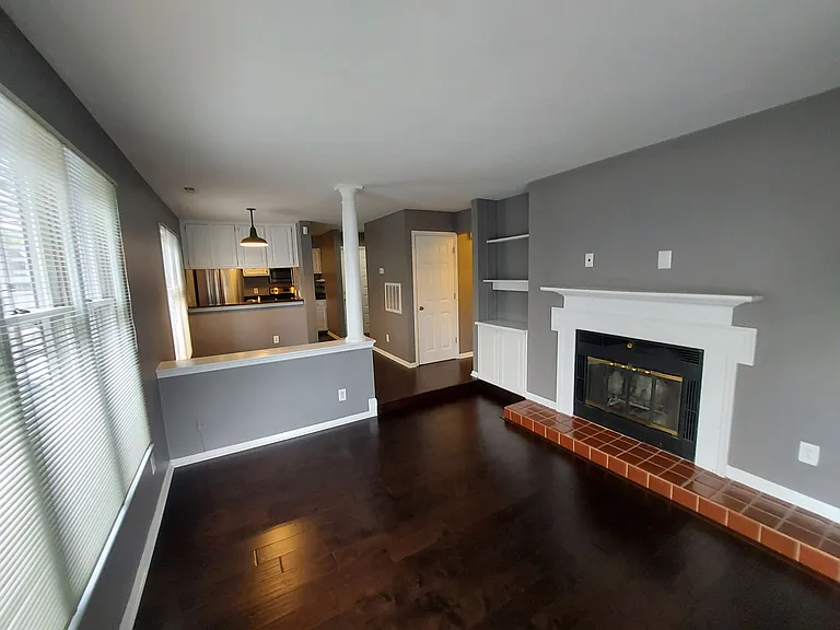 Absolutely bright and cheerful, this Condo doesn't disappoint and is located in the heart of Myers Park.