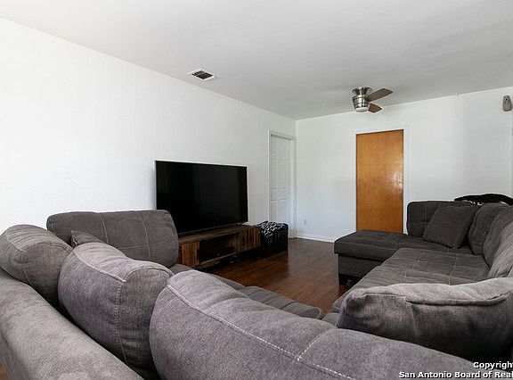 5th image of 251 Storeywood Dr