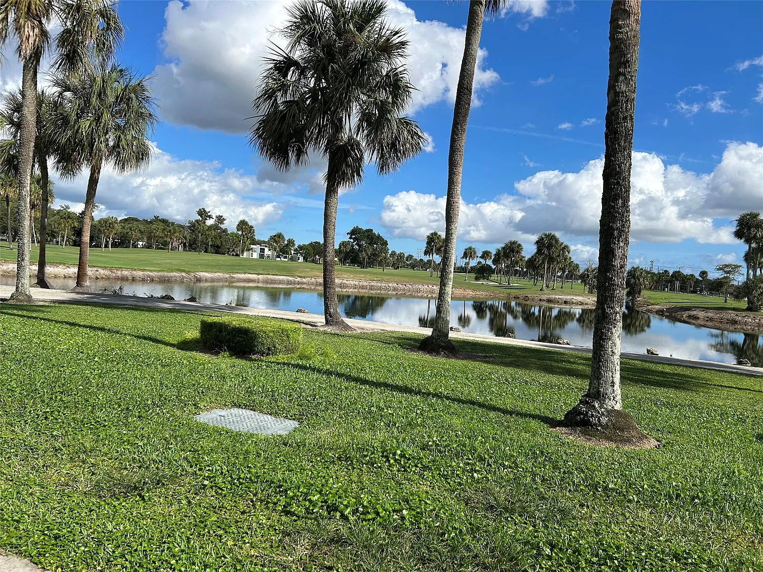 1 bed, 1.5 bath, 760 sqft, $1,300 — Photo 2