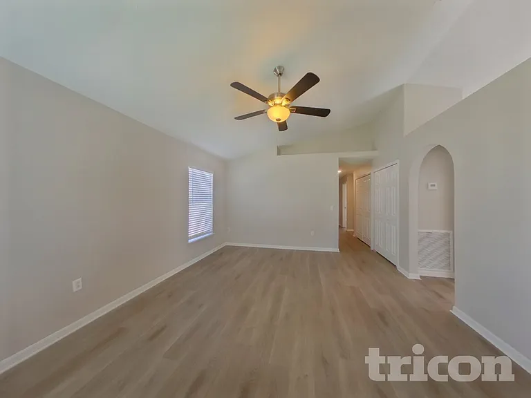 5852 Lake Front Dr — Photo 3