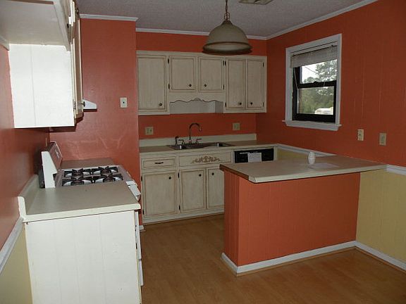 5th image of 216 Westmont Dr