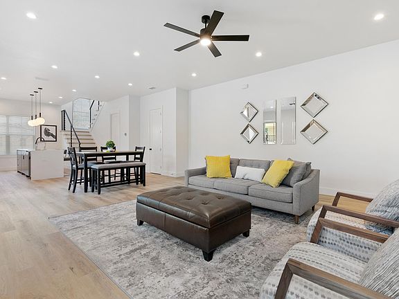 3rd image of 2513 Winnetka Ave