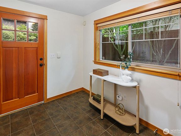 4th image of 140 21st Avenue E #B