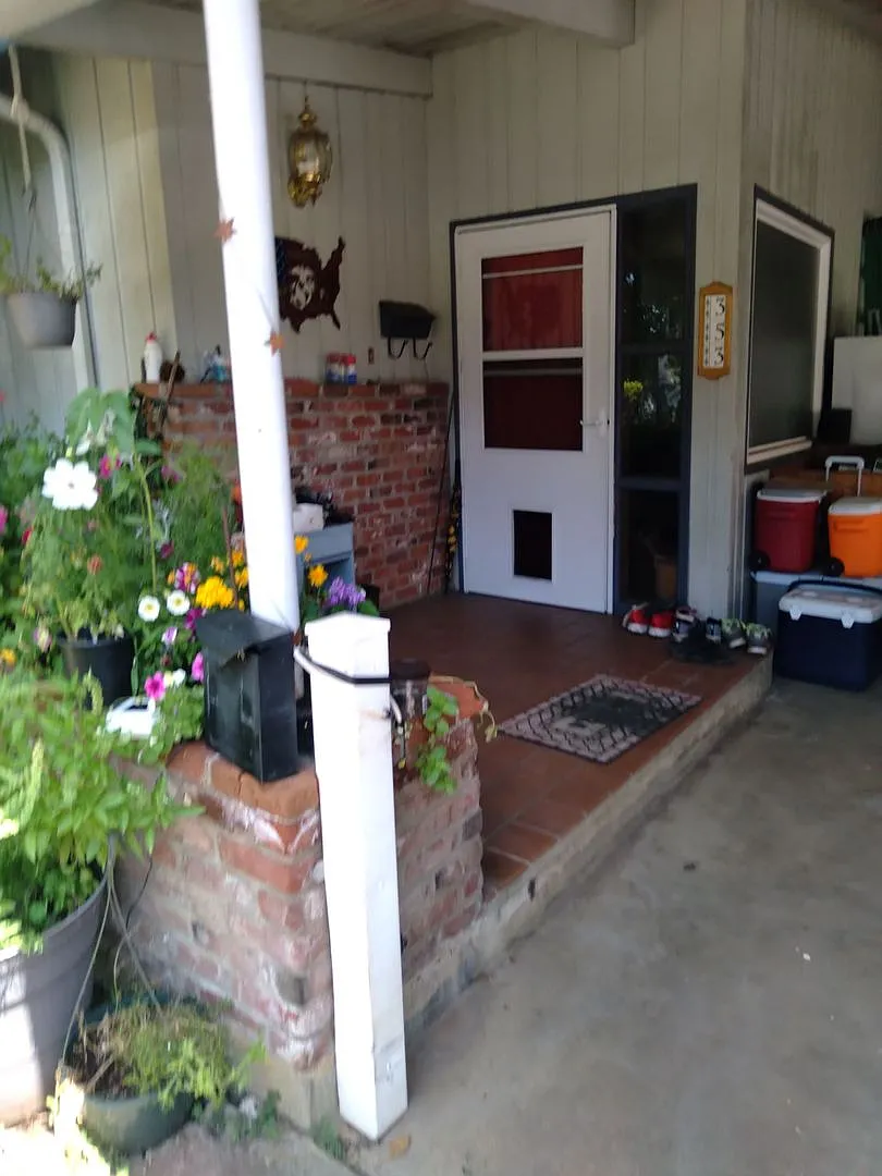 Amazing 3 bed 2 bath home with Fireplace - 353 W Madrone St - Move in Special $300 off first mont... — Photo 2