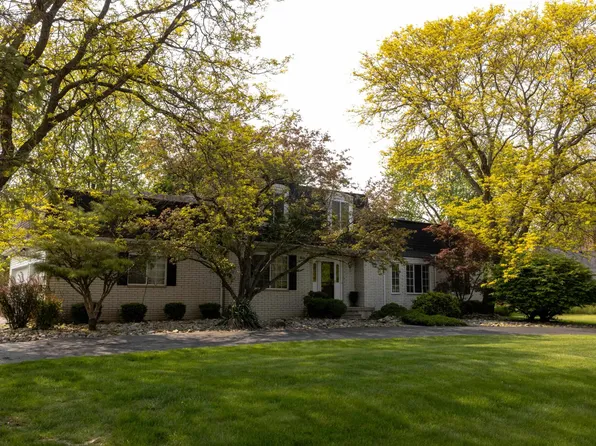 1103 Woodkrest Dr, Flint, MI 48532