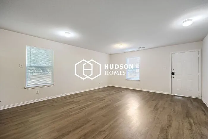 3 bed, 2.0 bath, 1090 sqft, $1,749 — Photo 3