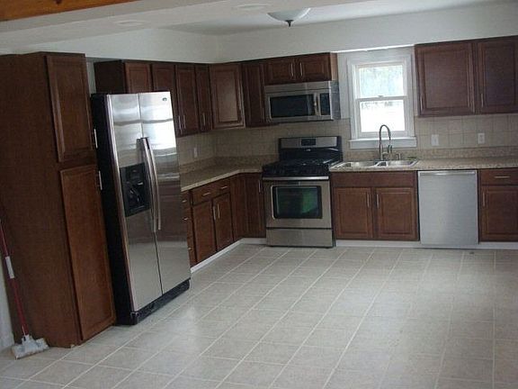 2nd image of 656 W Broad St