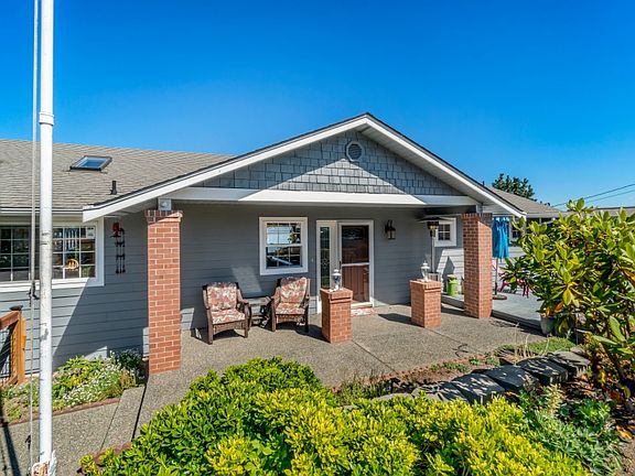3rd image of 1809 S East Camano Dr