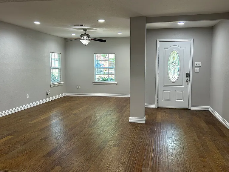 2940 S Hills Ave — Photo 2