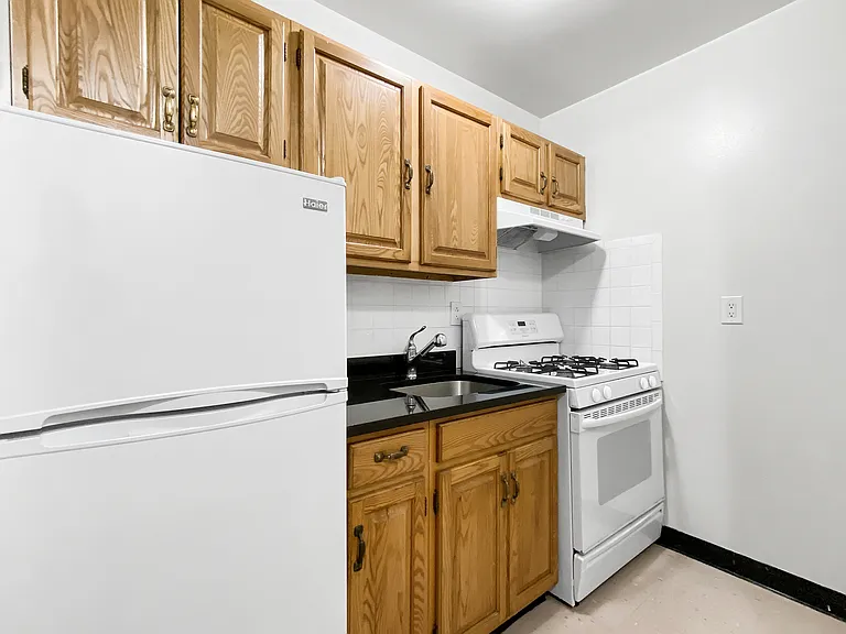 523 W 49th St #1B — Photo 5