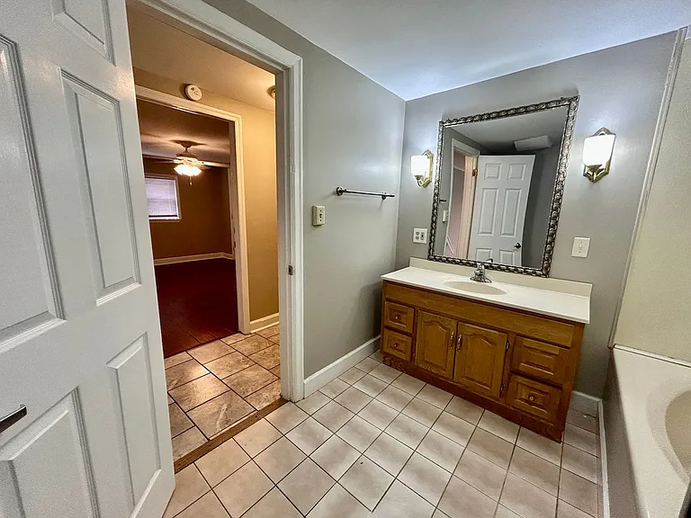 325 S 3rd St #B — Photo 11