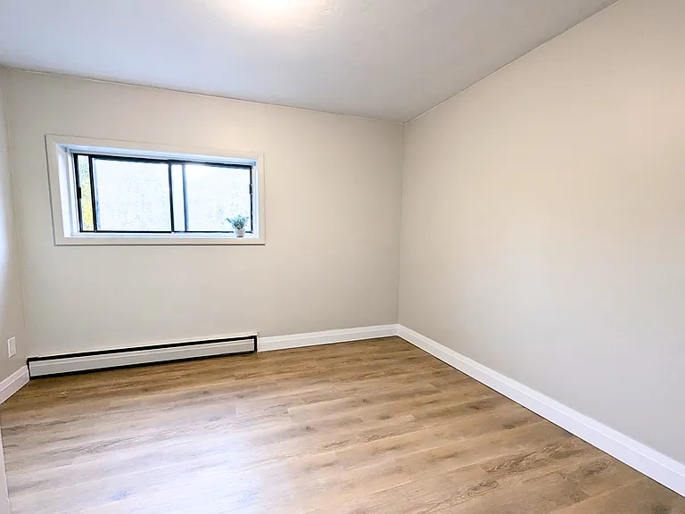 8 Speedvale Ave W — Photo 5