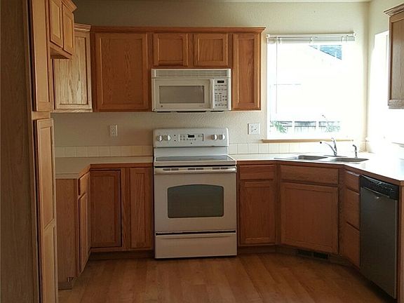 2nd image of 9416 Fairhill Dr NE