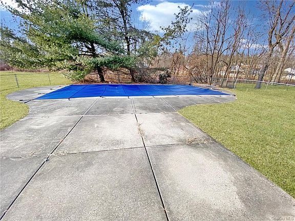 5th image of 7 Newport Dr