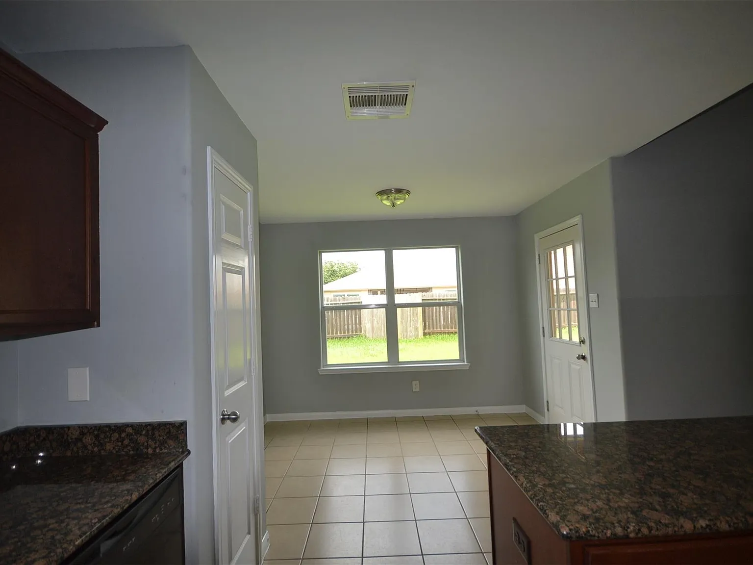 3 bed, 2.0 bath, 1373 sqft, $1,800 — Photo 3