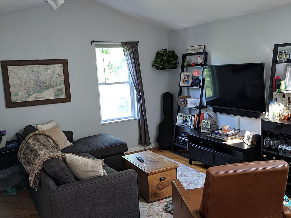 1st image of 3249 N Lakewood Ave #3