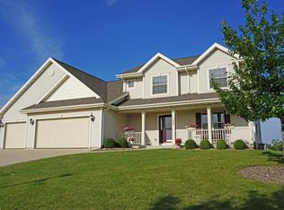 N646 Westview Dr, Oconomowoc, WI 53066
