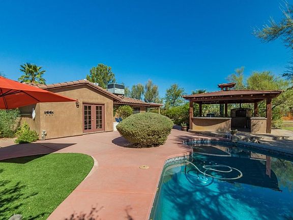 Pool w/Outdoor Kitchen