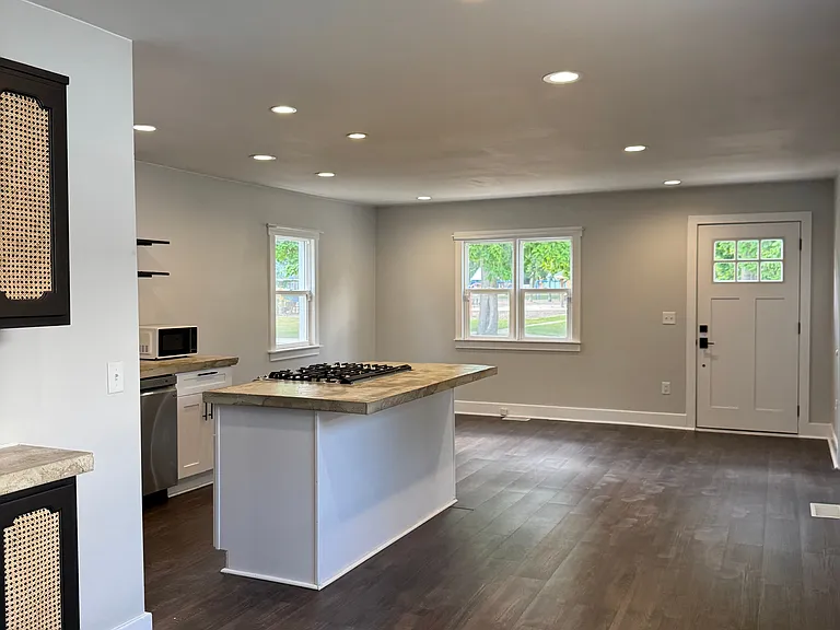 619 W Jackson St — Photo 6