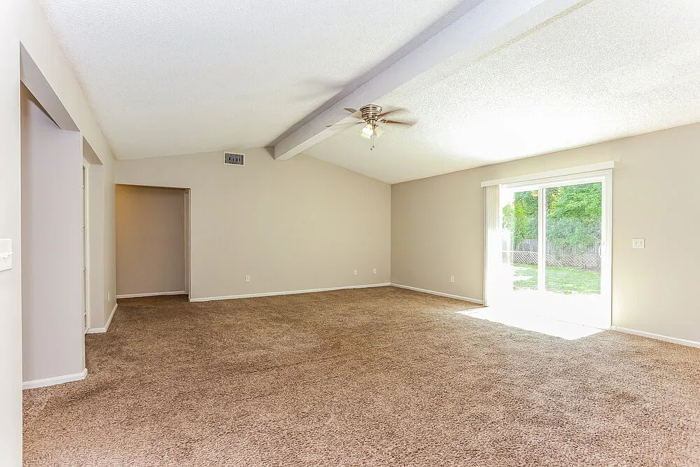 4 bed, 2.0 bath, 1946 sqft, $3,160 — Photo 4