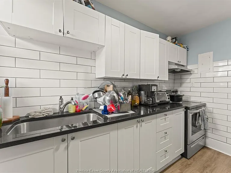 890 Howard Ave — Photo 22