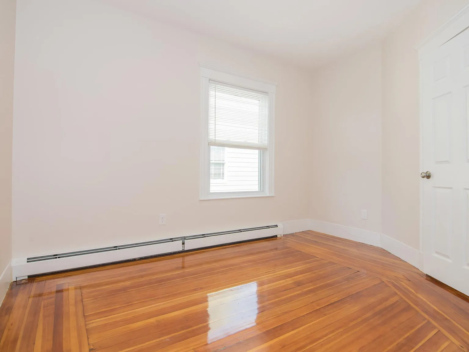 5 bed, 9999 sqft, $5,800 — Photo 3