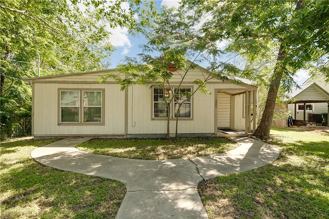 3 bed, 1736 sqft, $1,850 — Photo 1