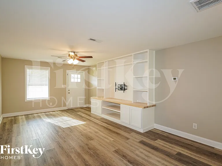 1086 Whitney Dr — Photo 2