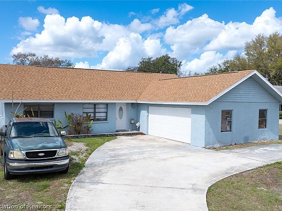 5th image of 920 Lake Dr E