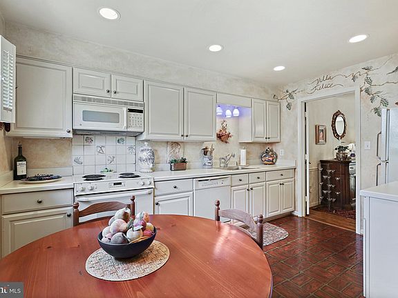 4th image of 2081 Hopewood Dr