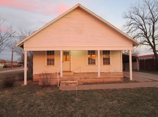 916 N Bridge St, Henrietta, TX 76365