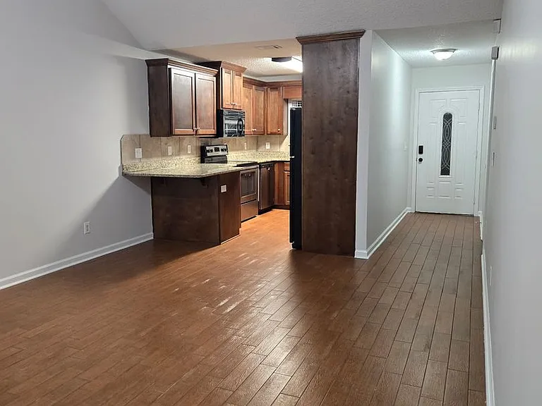 142 Leeswood Cir — Photo 2