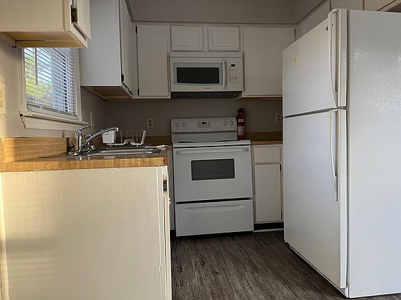 Kitchen (no dishwasher) Fridge, Microwave & Oven Washer Dryer Hookup in Kitchen 
area.
