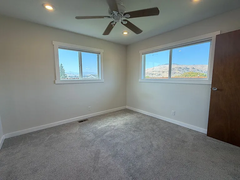 209 Goldcrest St — Photo 14