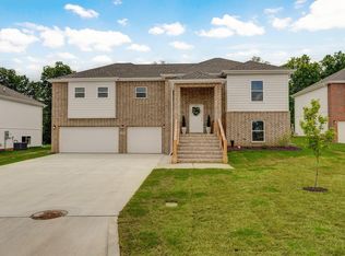 1402 E Command Ct, Nixa, MO 65714
