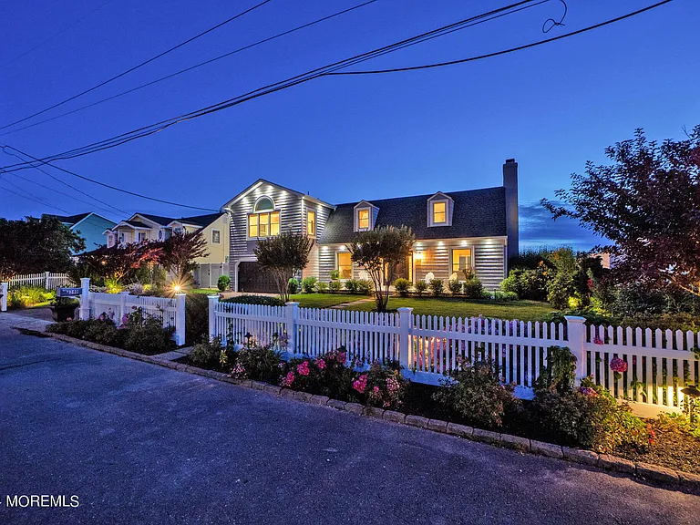 340 Bay Ln — Photo 23