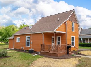 209 5th St, Fenton, MI 48430